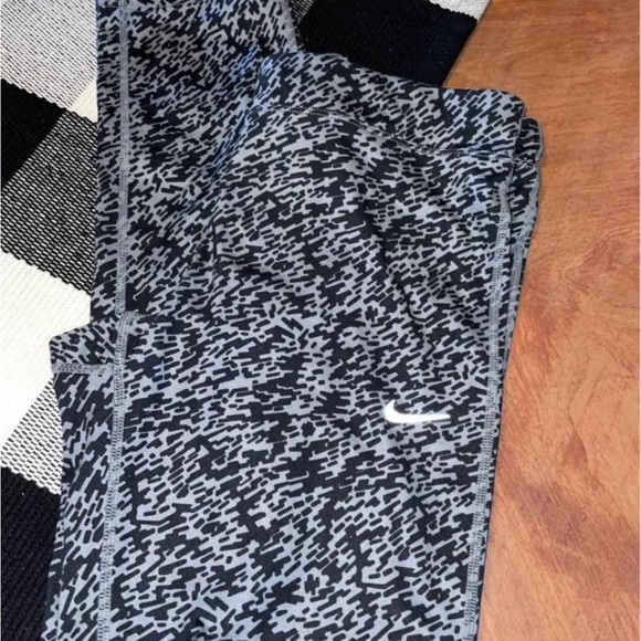 Nike Caris sz M - Picture 3 of 4